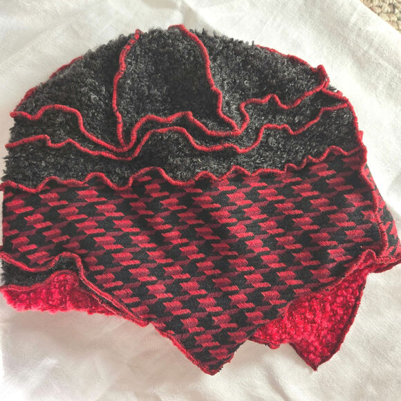Les Mains Folles Red and Black Hat, Anjo Bondroit‎ , Wool Blend Size Medium - Picture 1 of 7